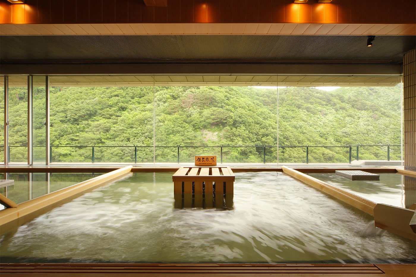 10階にある「展望ひのき癒しの湯」からは、四季折々の絶景が楽しめる／画像提供：ホテル華の湯
