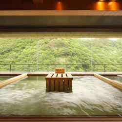 10階にある「展望ひのき癒しの湯」からは、四季折々の絶景が楽しめる／画像提供：ホテル華の湯