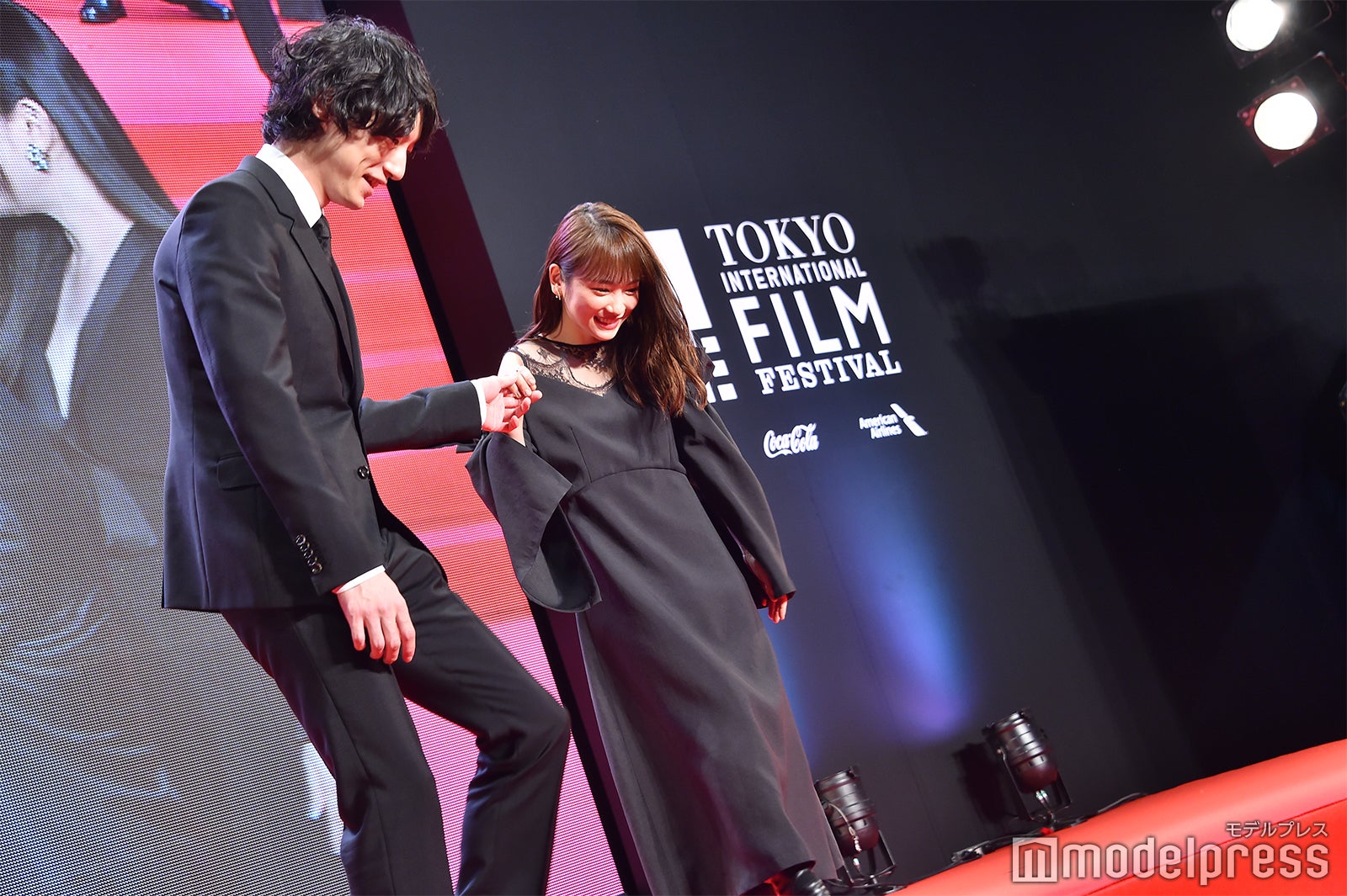 坂口健太郎、川栄李奈をエスコート （C）モデルプレス