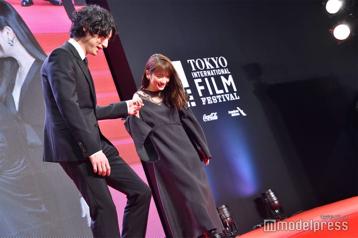 坂口健太郎、川栄李奈をエスコート (C)モデルプレス