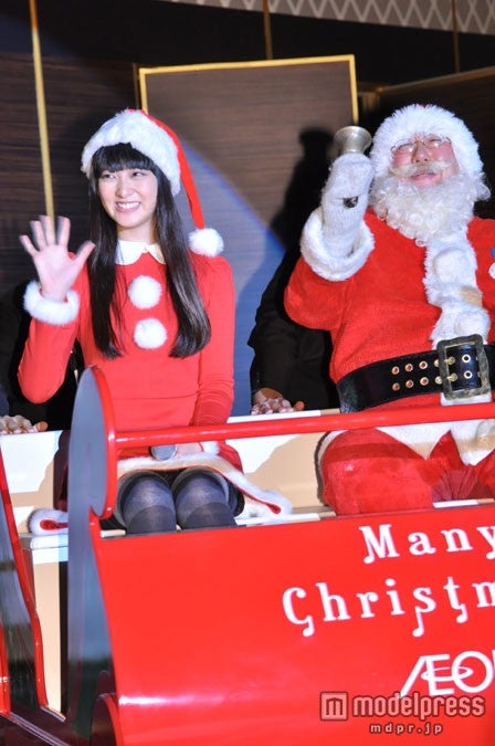 ソリで登場した武井咲（左）、パラダイス山元氏（右）