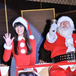 ソリで登場した武井咲(左)、パラダイス山元氏(右)