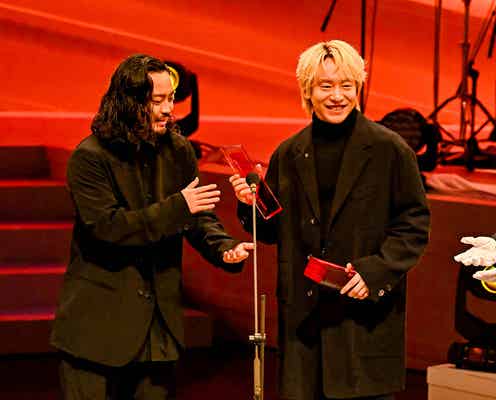 Creepy Nuts「Bling-Bang-Bang-Born」が最多7冠 次々授与のトロフィーに「危ないですけど頑張ります」【MUSIC AWARDS JAPAN】