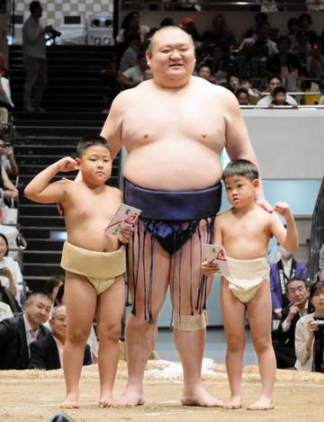 元宝富士が7歳＆6歳の息子と相撲取る、引退相撲最後の一番で満面の笑み