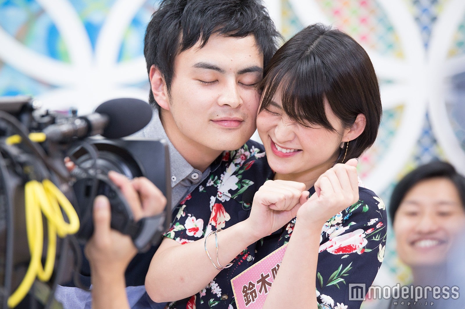 （右）鈴木咲 （C）モデルプレス