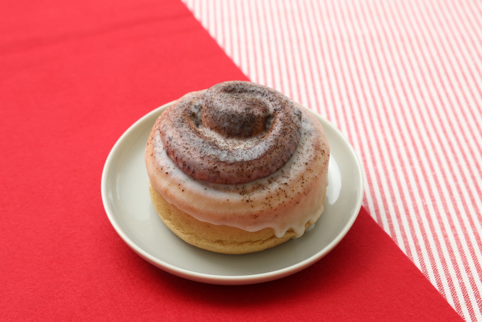 【イタリアンカフェ】カプチーノ仕立てのシナモンロール168円（税込181.44円）（提供写真）