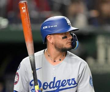 ドジャースに暗雲 ロハスが腰痛で緊急交代 球団発表 スイング時に痛めたか 今季限りで引退の精神的支柱