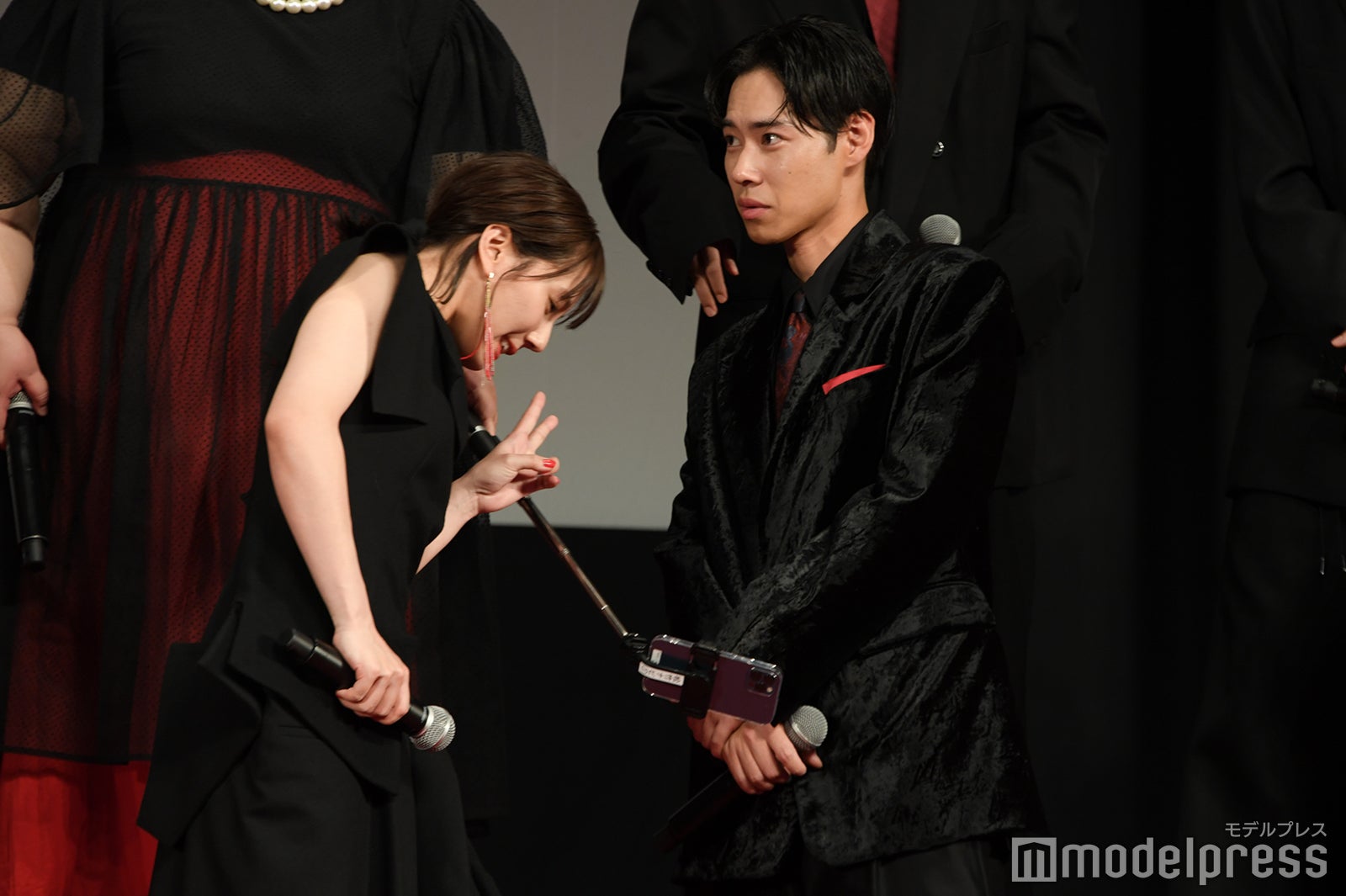 こっそりとインスタライブを行う山本千尋、戸塚純貴（C）モデルプレス