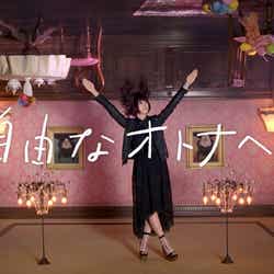 きゃりーぱみゅぱみゅ/新テレビCM「ファッションモンスター登場」篇より