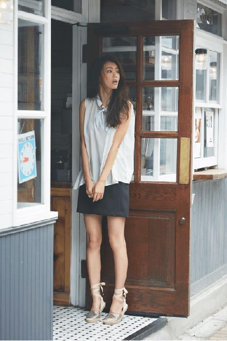 エスパドリーユ¥20,000/ASH(HAYASHIGO CO.,LTD) 切り替えブラウス¥5,900/loaf スカート¥14,000/スタニングルアー 青山店 スカーフ¥3,300/Mew’s REFINED CLOTHES リング¥1,800/Lycka(C)TOPLOG