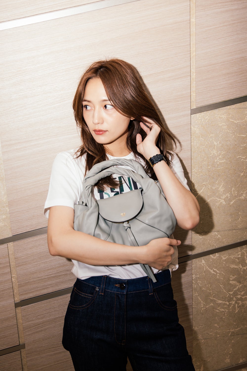 川口春奈「フェンディ」デニムスタイルで“抜け感” カジュアルに着こなす
