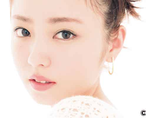 今泉佑唯、トレンド“マット肌”が美しい アンニュイな表情で魅せる
