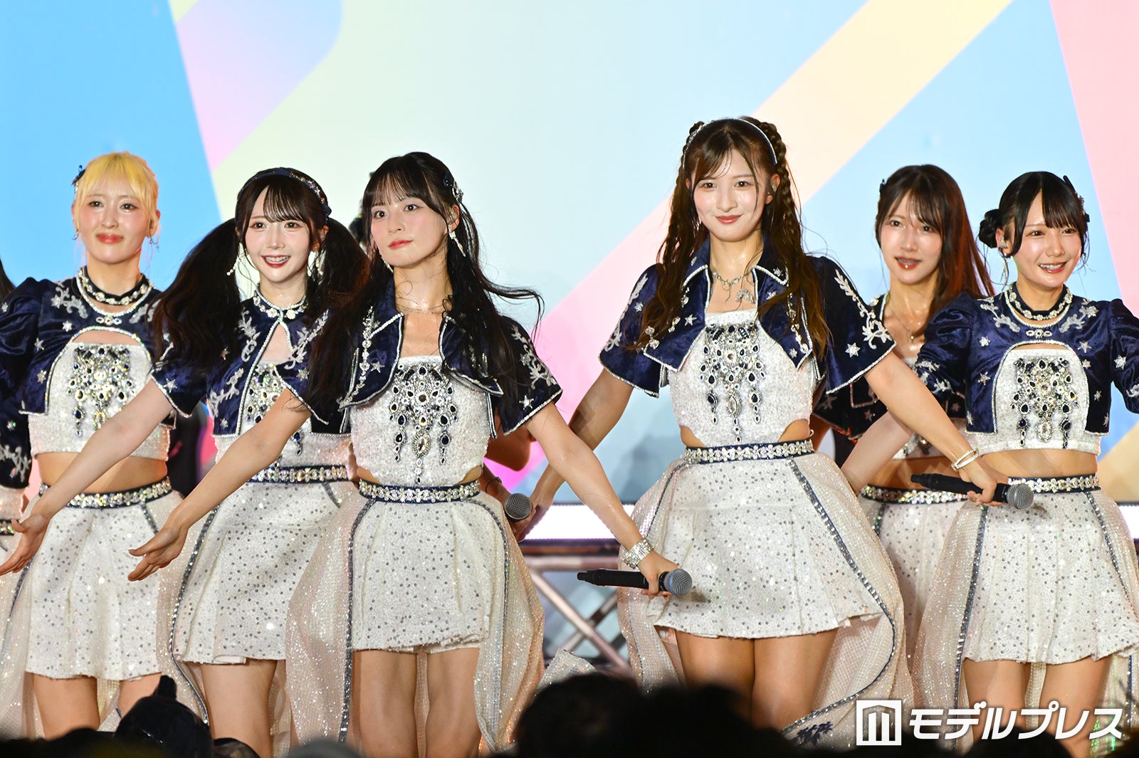 ≠ME、雨の「TIF」で圧巻パフォーマンス 話題の「愛くださいませ」から始まりの曲まで…デビューの地でファンと一体感【TIF2026】
