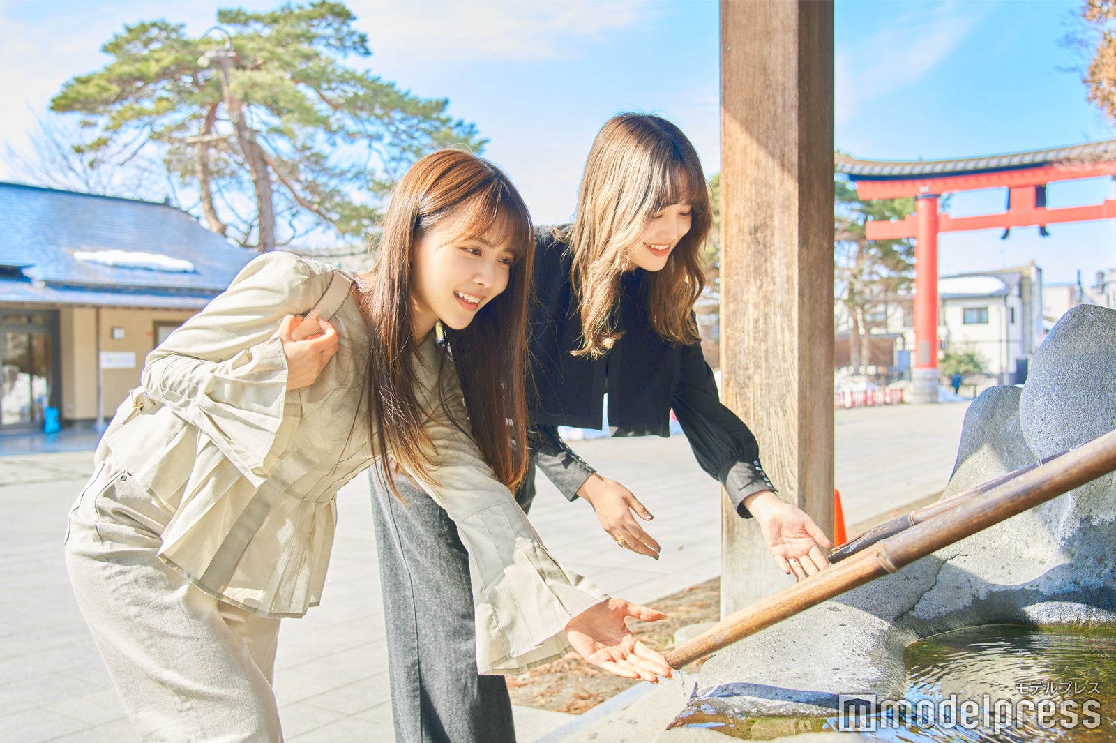 手水舎で手を清めて参拝（C）モデルプレス