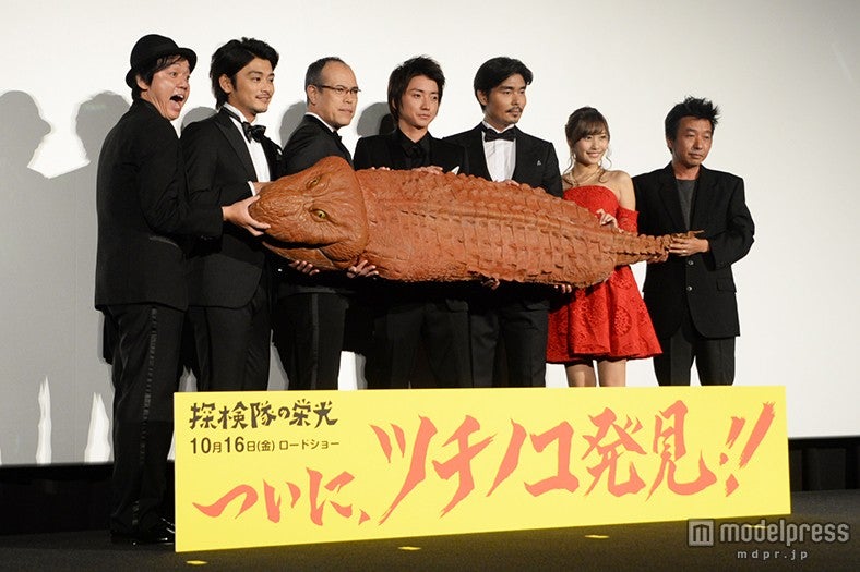 （左から）岡安章介、川村陽介、田中要次、藤原竜也、小澤征悦、佐野ひなこ、山本透監督