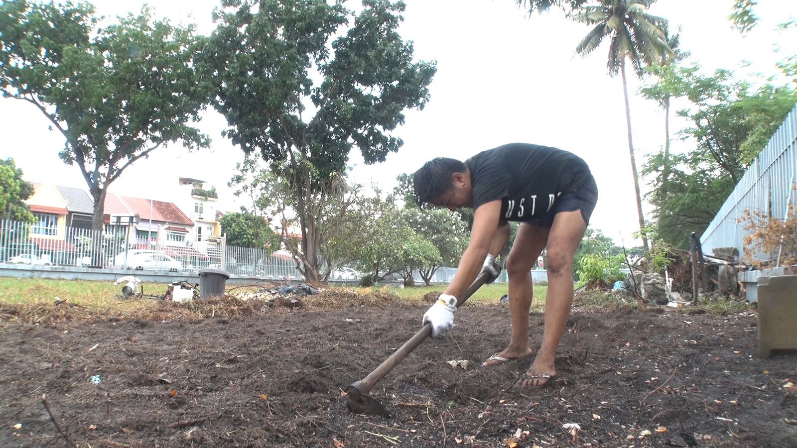 かにゃのために畑を手伝う社長／「あいのり：Asian Journey」第22話より（C）フジテレビ