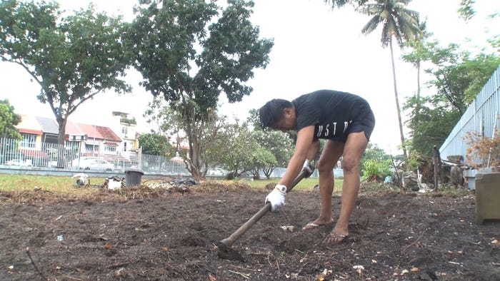 かにゃのために畑を手伝う社長/「あいのり:Asian Journey」第22話より(C)フジテレビ