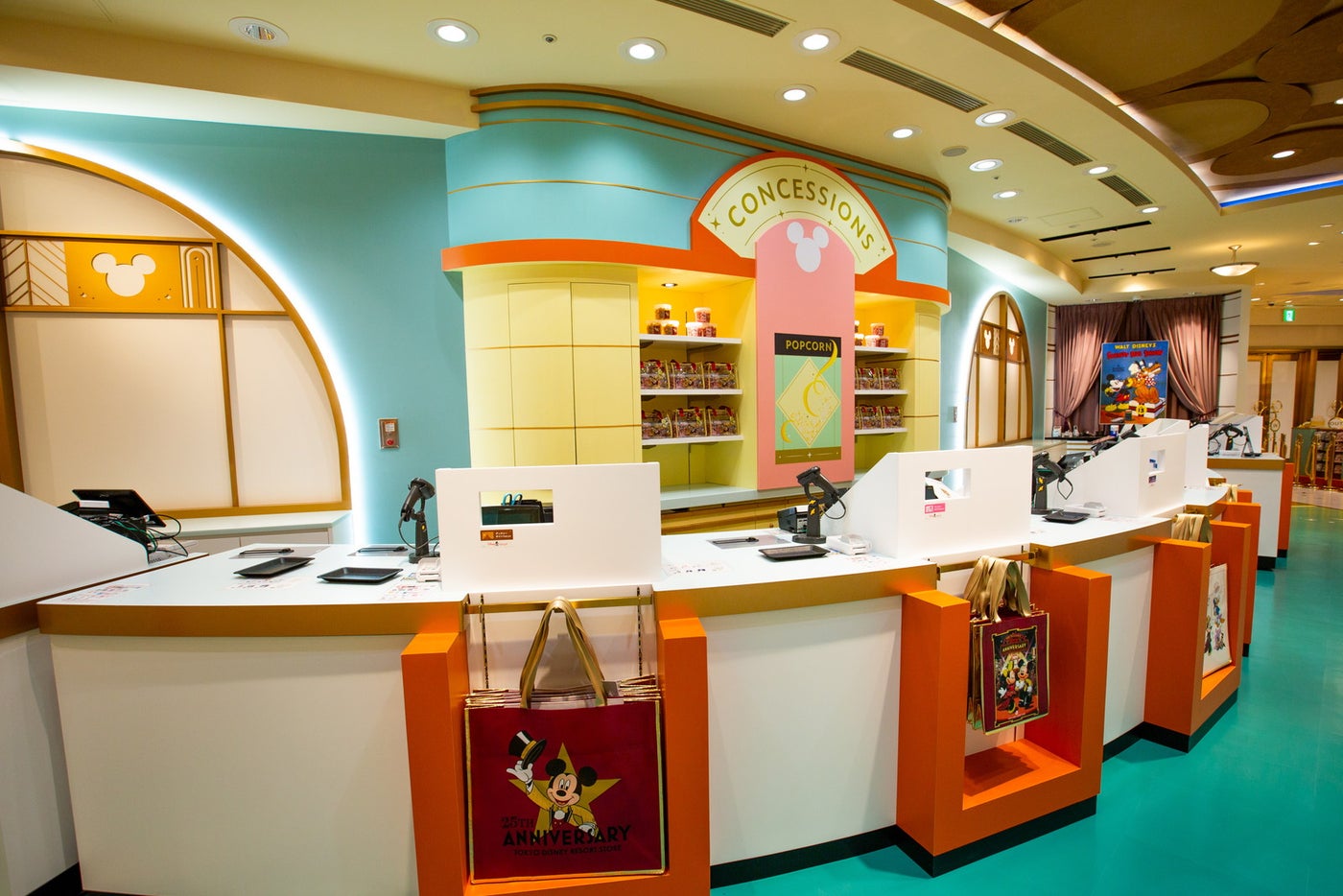 ディズニーストア 東京ディズニーリゾート店（C） Disney （C）Disney. Based on the “Winnie the Pooh” works by A.A. Milne and E.H. Shepard.