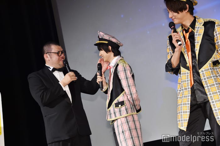 くっきーにちょっかいを出される小越勇輝、見守る浅香航大 (C)モデルプレス