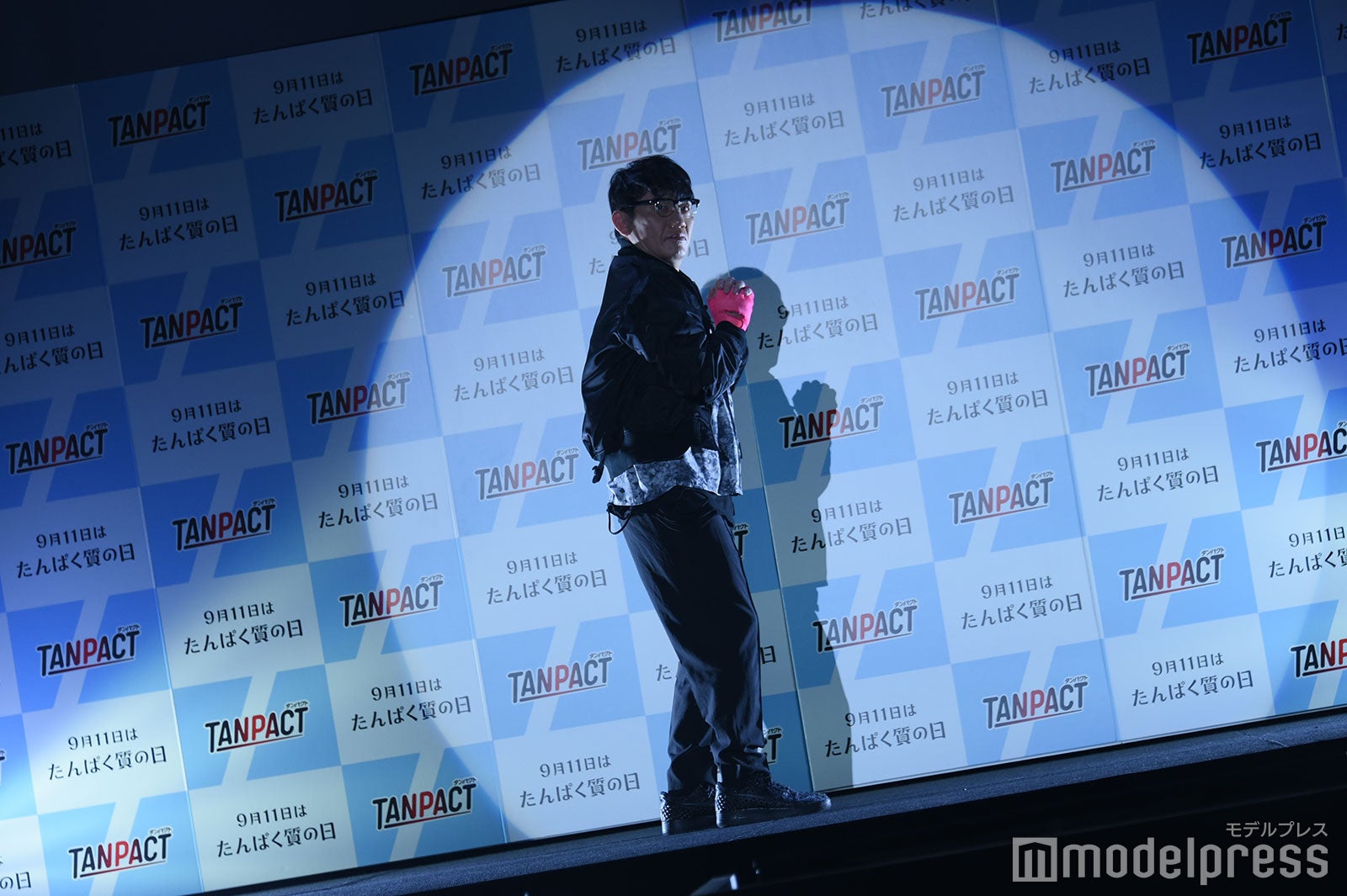 ダンスを披露する飯尾和樹 （C）モデルプレス