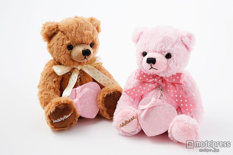 テディベアがピンクのハートBOXをつけ、ジュエリーをお届け(C)Ray2016年1月号 撮影/石沢義人