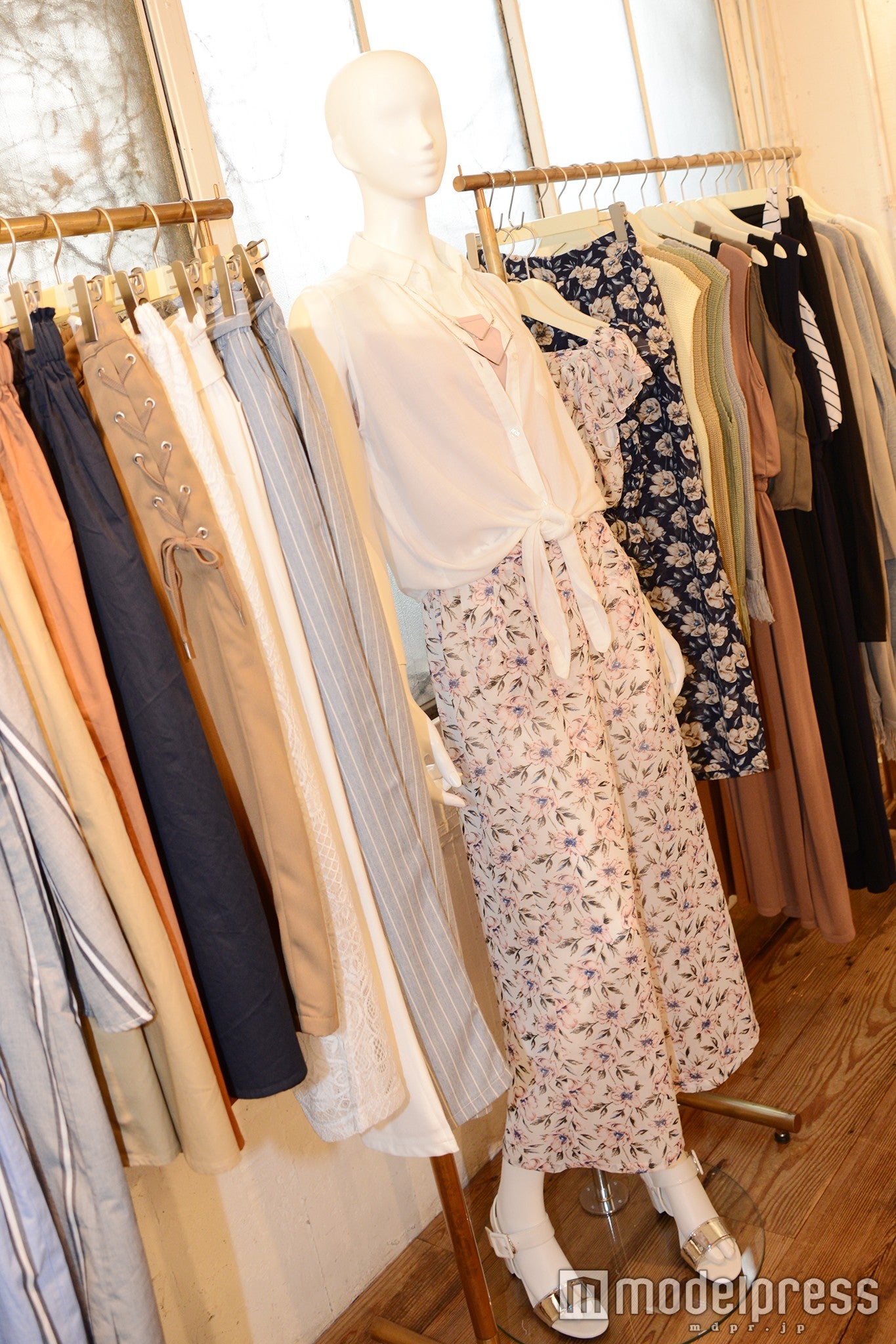 オリジナルプリントの花柄（C）モデルプレス