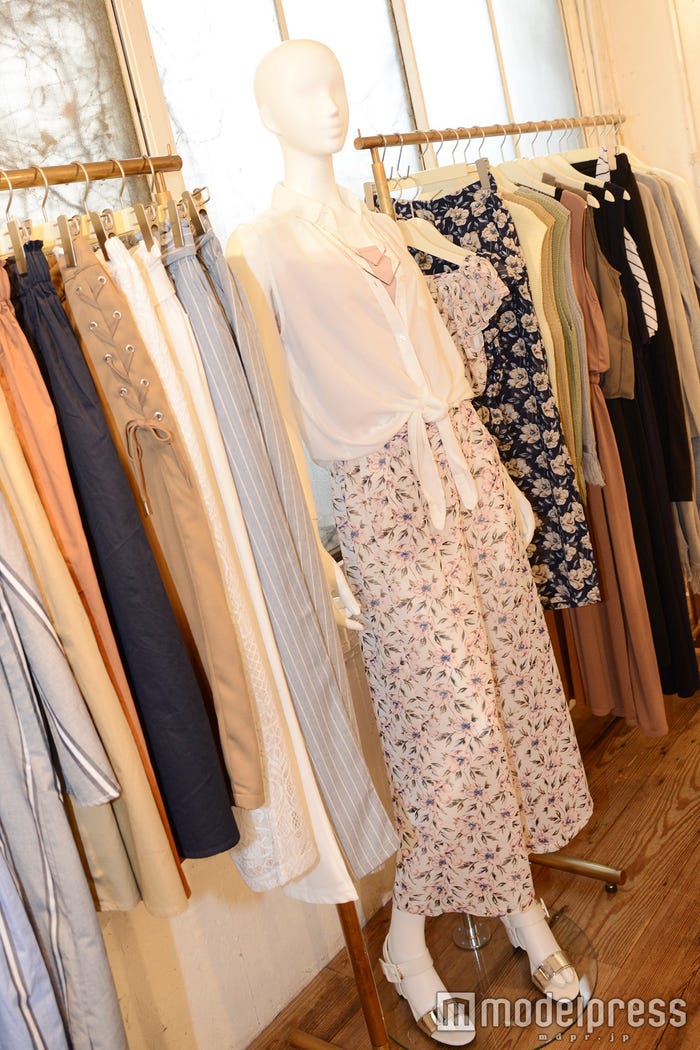 オリジナルプリントの花柄(C)モデルプレス