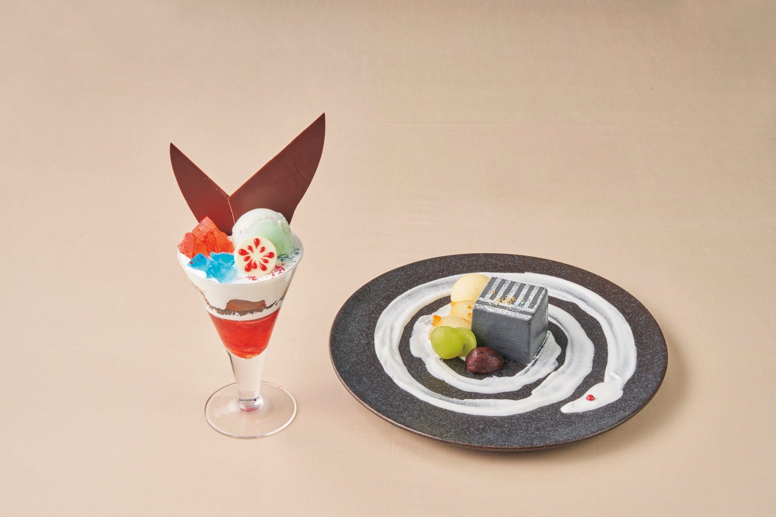 “音柱”「宇髄天元」ハイカラ・ベリー＆チョコレートパフェ​、“蛇柱”「伊黒小芭内」渦巻く黒胡麻ムース​　／画像提供：ユニバーサル・スタジオ・ジャパン