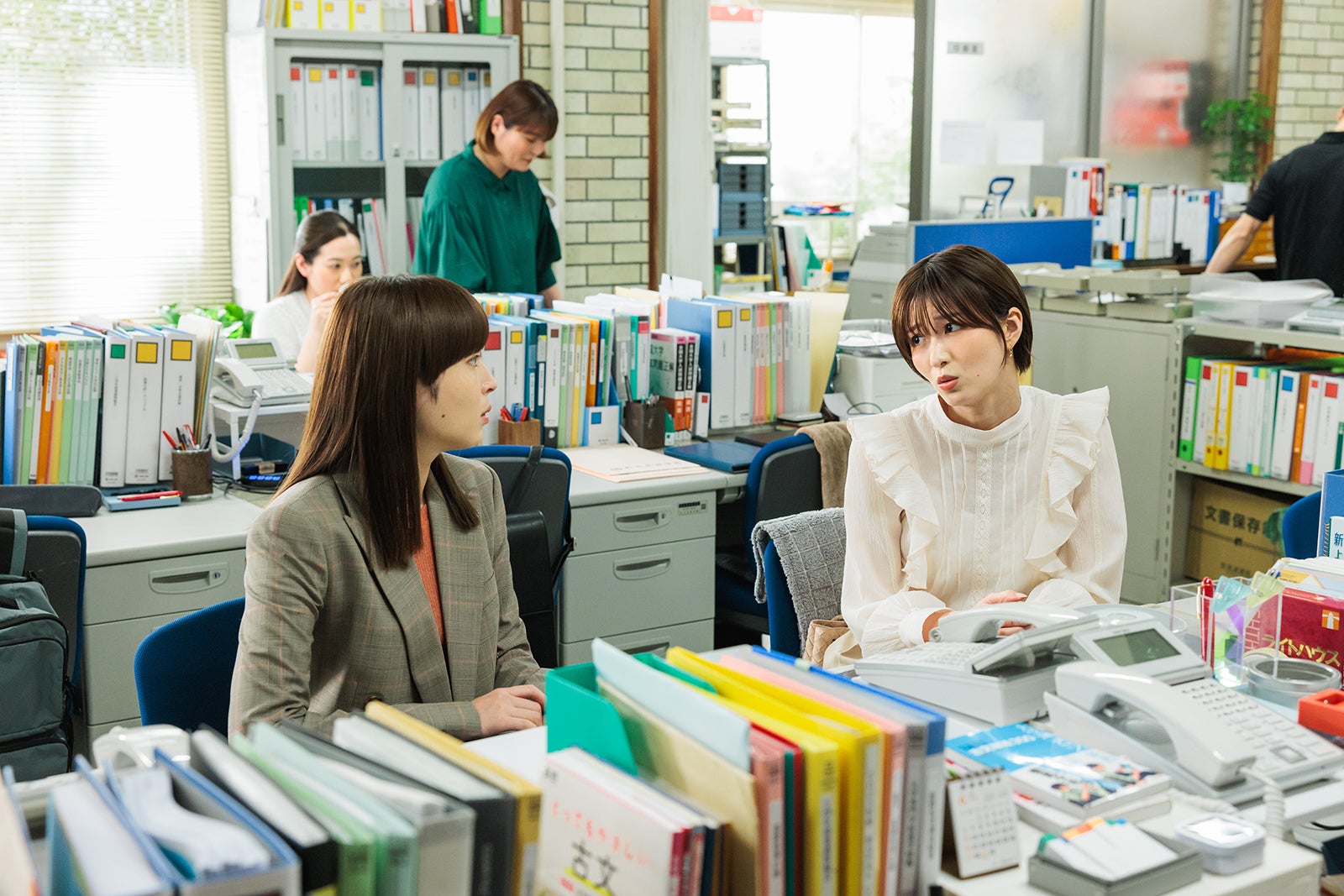 広瀬アリス、岡崎紗絵「なんで私が神説教」第2話（C）日本テレビ