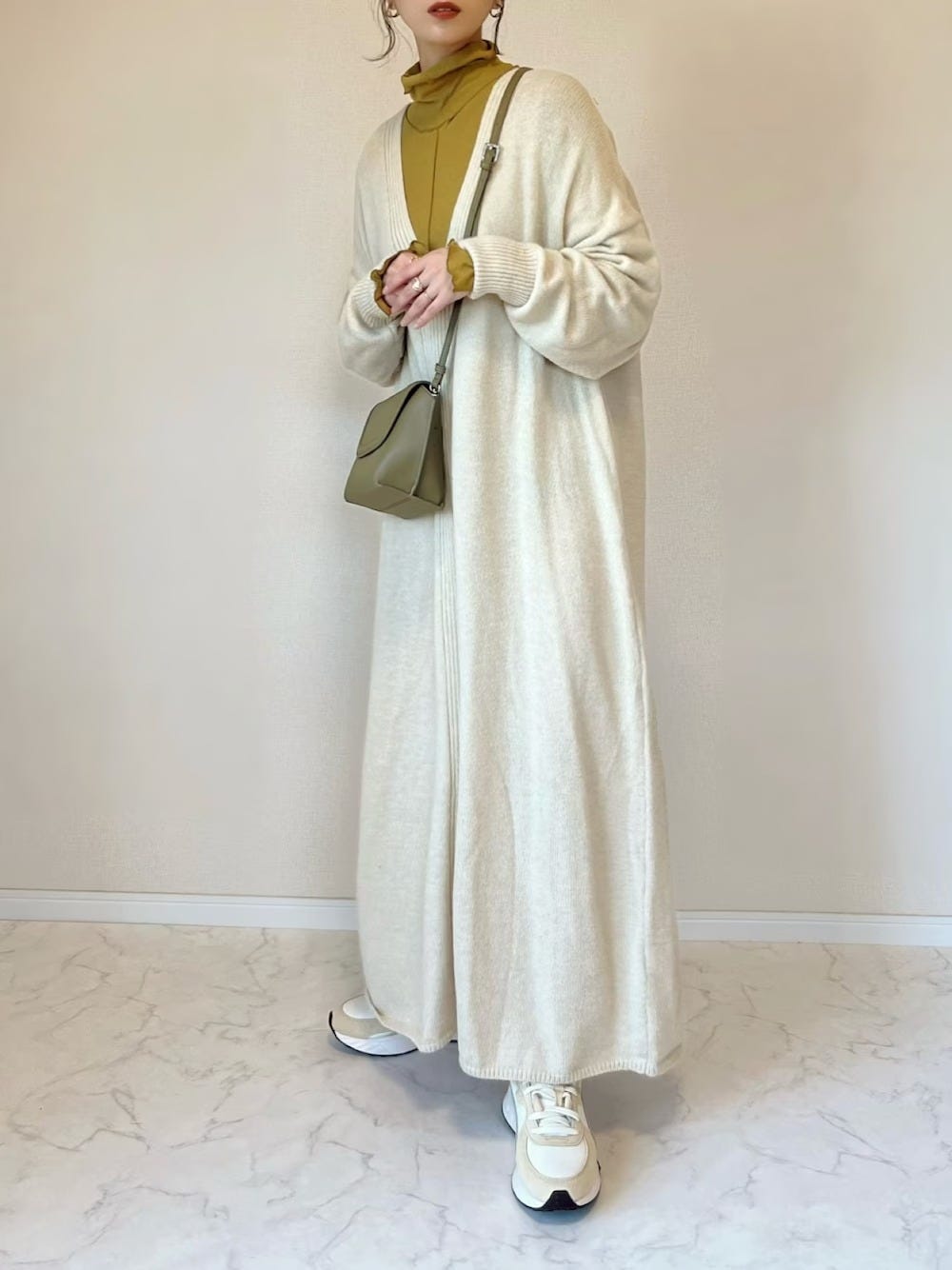 レディース　コーディネート　コーデ　着こなし　トレンド　おしゃれ　お洒落　オシャレ　2023　春　スニーカー　ワンピース　レイヤード