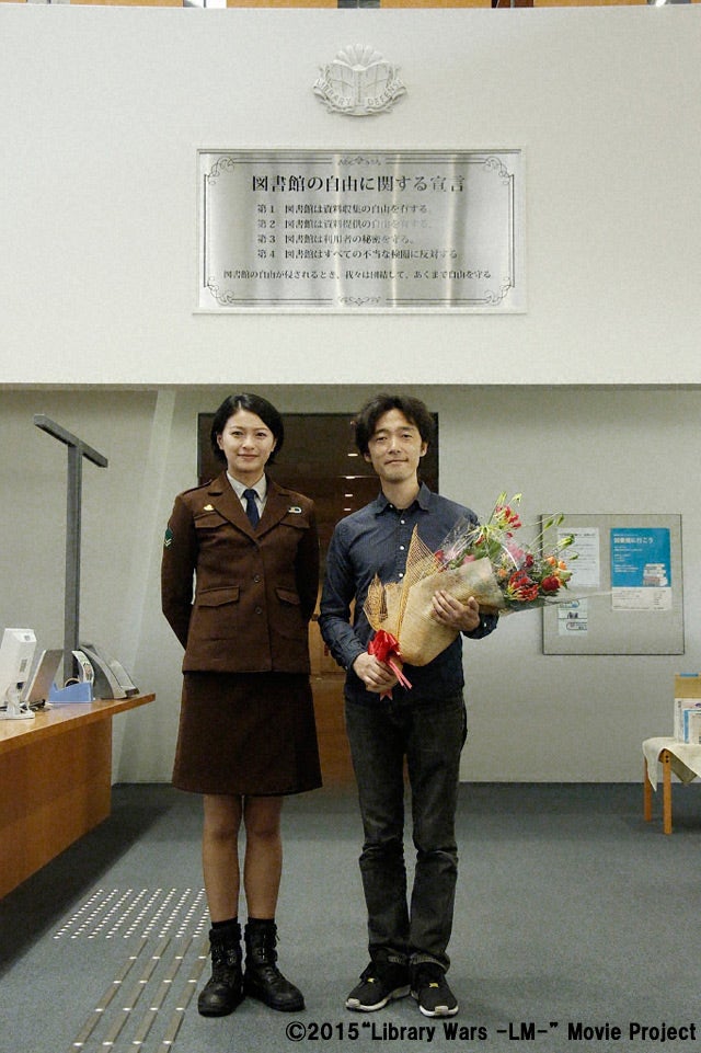 岡田准一 榮倉奈々 図書館戦争 ロケ地に劇中で登場したパネルを贈呈 モデルプレス