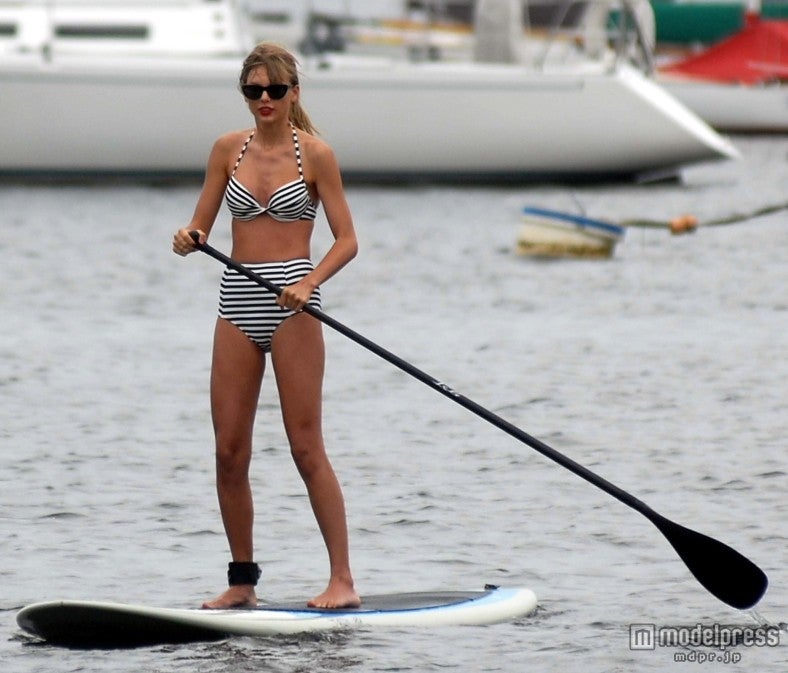 テイラー・スウィフト、レトロビキニでエド・シーランと休日