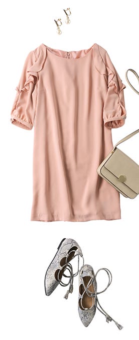 袖フリルワンピース ¥11,800/プールスタジオ アリヴィエ(銀座マギー)、ピアス ¥4,000/アビステ、バッグ ¥7,400/Mila Owen、レースアップパンプス ¥2,490/神戸レタス(C)TOPLOG