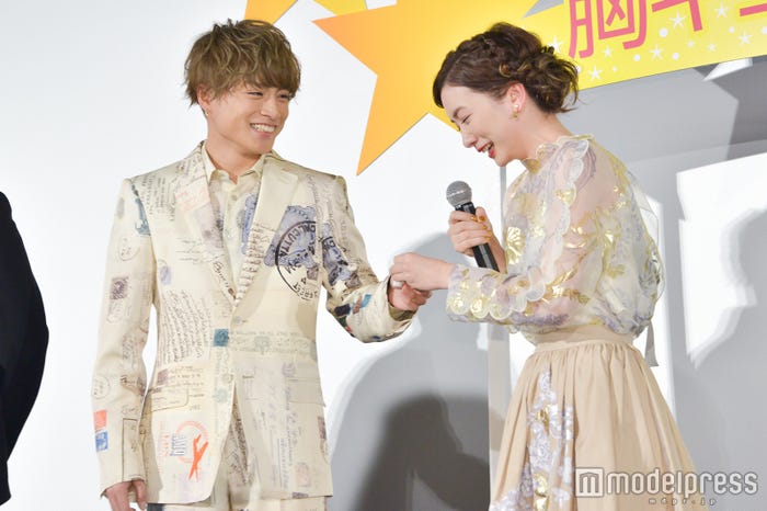 号泣する永野芽郁にティッシュを渡す白濱亜嵐(C)モデルプレス