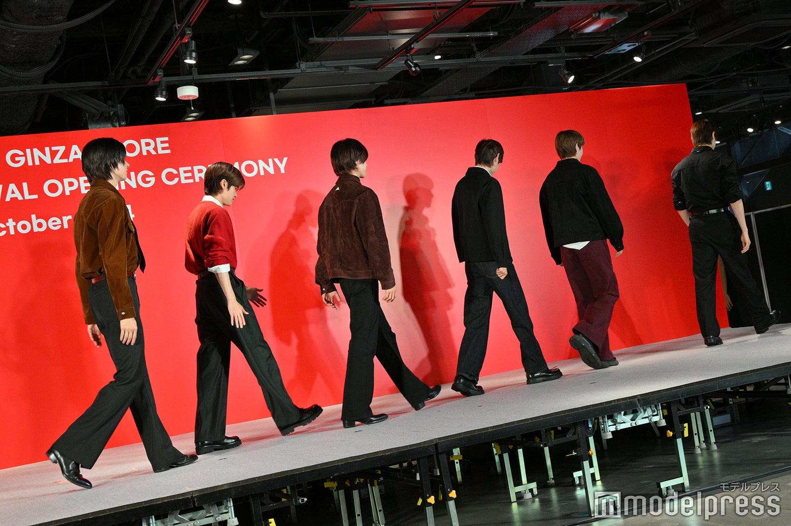 後ろ姿も抜群スタイルのRIIZE／（左から）アントン、ソヒ、ウォンビン、ウンソク、ショウタロウ、ソンチャン（C）モデルプレス