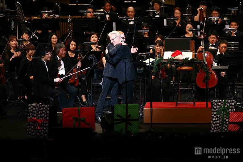 抱き合い、お互いを賞賛（C）清水隆行