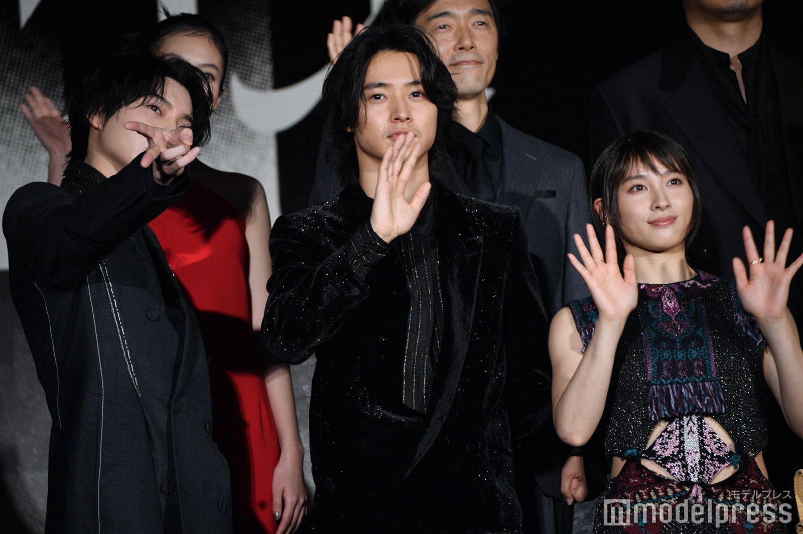 山崎賢人＆土屋太鳳の隣で突如ギャルピースをキメる桜田通（C）モデルプレス