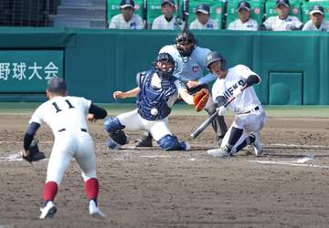 三重 一度は認めらた生還は取り消し 大西がスクイズ空振りで投球が体に当たる 球場騒然も中犠飛で同点