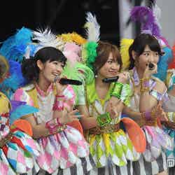 「AKB48 スーパーフェスティバル ～日産スタジアム、小（ち）っちぇっ！小（ち）っちゃくないし！！～」のライブパフォーマンスの様子
