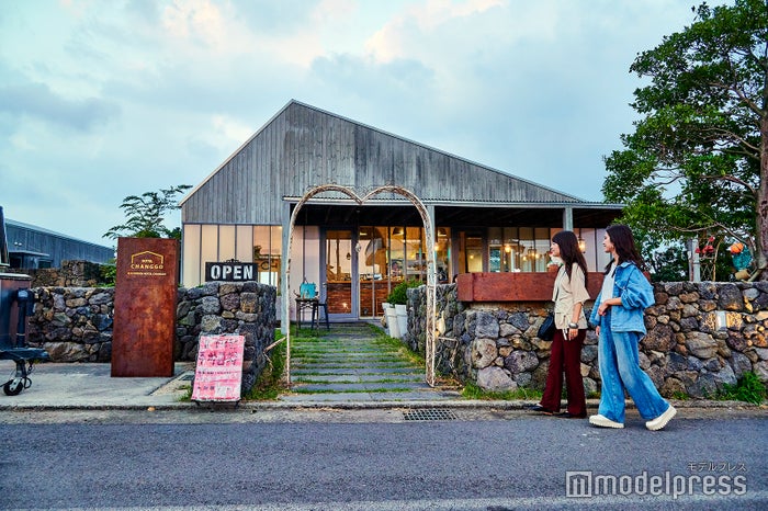 ハート型に縁どられたエントランスが出迎えてくれる「下禮庭園」。（C）モデルプレス