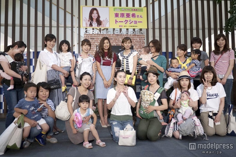 ママたちと記念撮影をした東原亜希（後列中央）