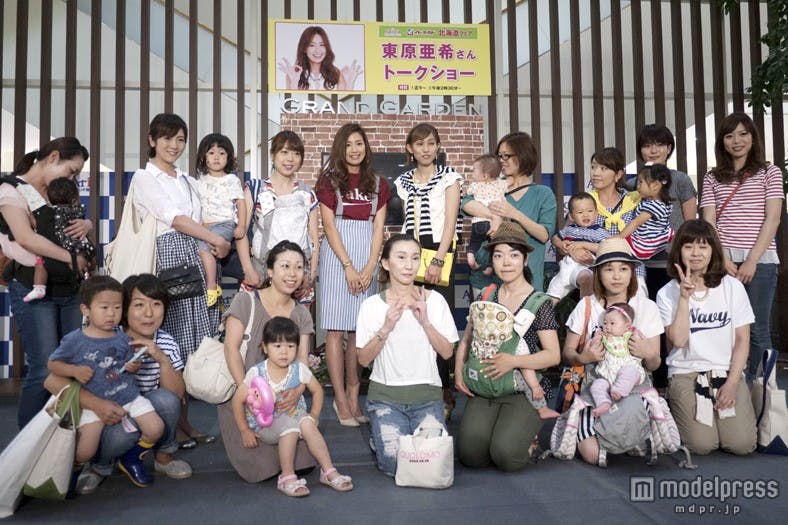 ママたちと記念撮影をした東原亜希(後列中央)