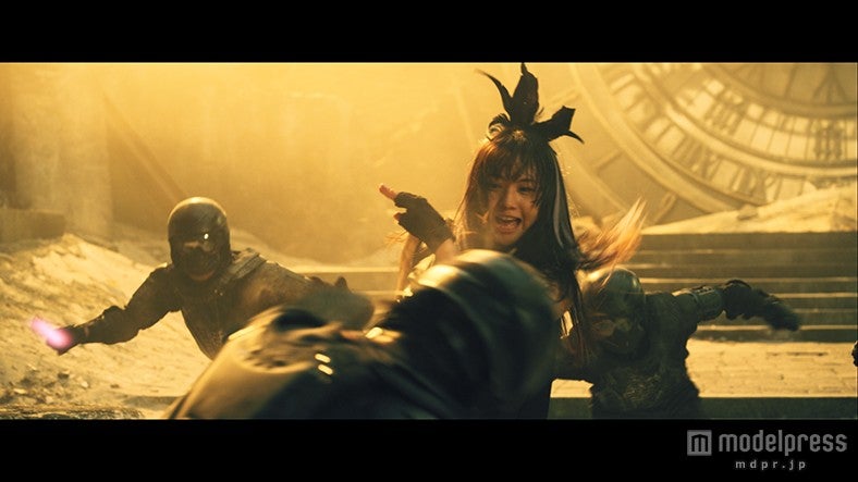 AKB48『僕たちは戦わない』MV場面写真（C）AKS