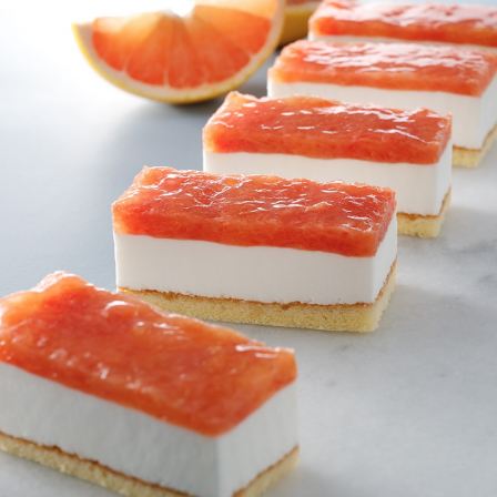 ピンクグレープフルーツ＆ヨーグルトケーキ¥440／画像提供：スターバックス コーヒー ジャパン