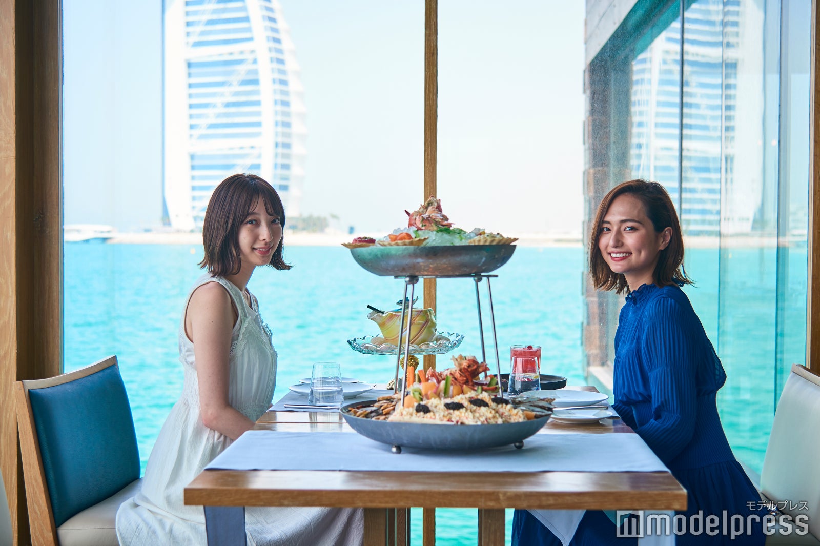 バージュ・アル・アラブと海を背に記念撮影を（C）モデルプレス