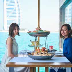 バージュ・アル・アラブと海を背に記念撮影を(C)モデルプレス