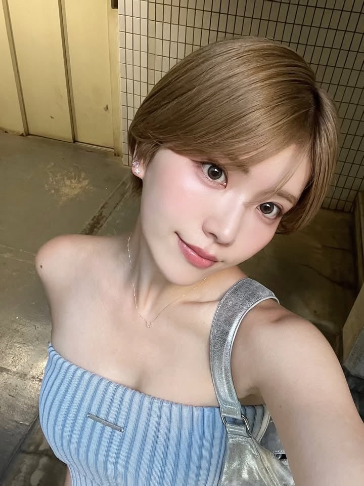 「シャッフルアイランド」羽柴なつみ、ベアトップ姿で胸元＆美ウエスト開放「セクシー」「お肌つるつる」の声