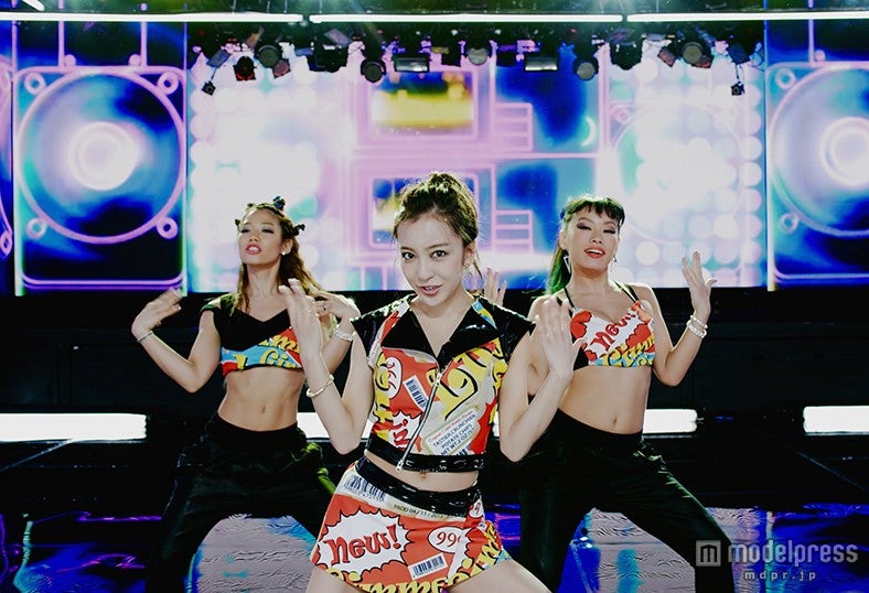 板野友美7thシングル「Gimme Gimme Luv」MVより（C）キングレコード