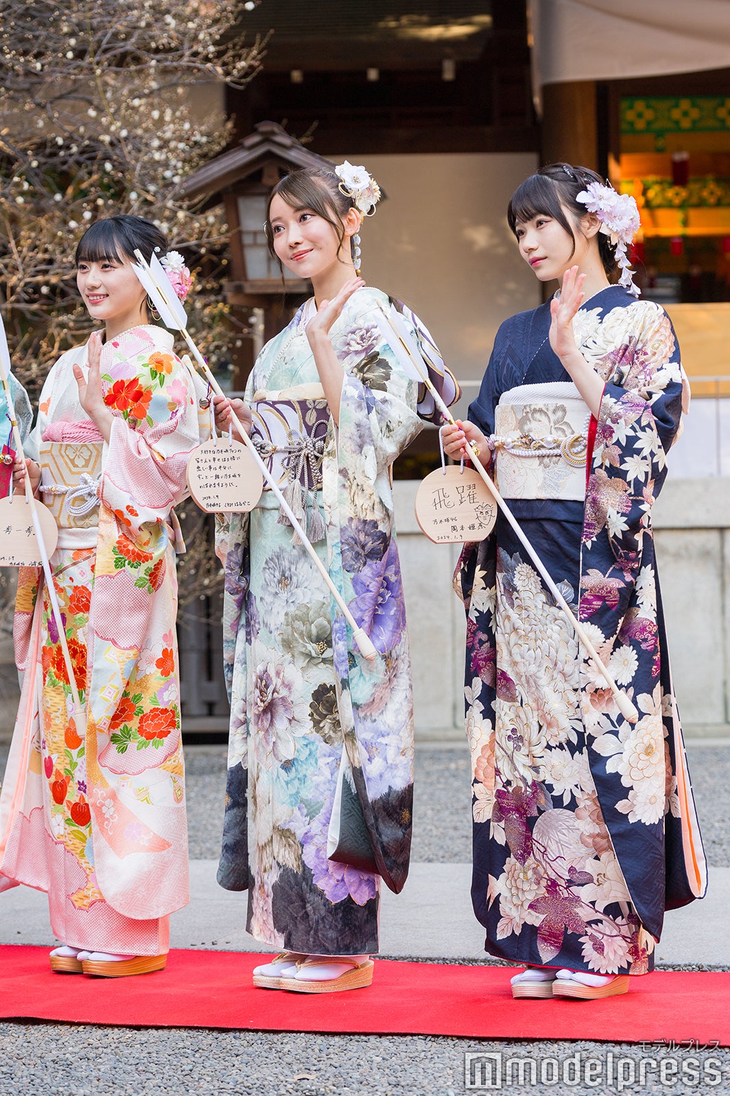 川崎桜、黒見明香、岡本姫奈（C）モデルプレス