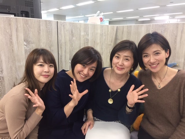 出社すると、ホッとするひととき。育休から復帰した石本アナを交え、お帰りなさい！でパチリ。アナウンス室は、まるで保健室のような癒しの空間です。（提供写真）